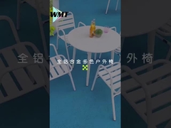 スタイリッシュで耐久性のある屋外生活のための アルミ製の椅子とテーブルセット